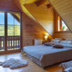 Sypialnia z wyjściem na balkon i owczą skórą na podłodze, Dom z Widokiem