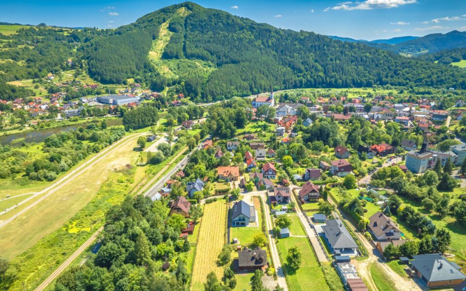 Panorama Piwnicznej-Zdroju i Beskidu Sądeckiego z drona