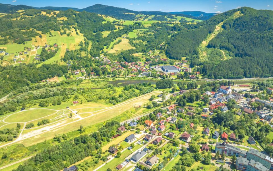 Widok z drona na zielone stoki Beskidu Sądeckiego