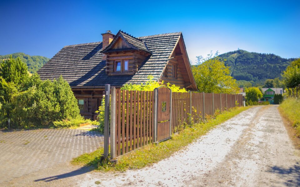 Brama i dojazd do Domu z Widokiem w Piwnicznej-Zdroju