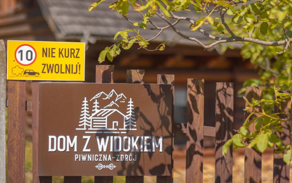 Detal dachu Domu z Widokiem z widokiem na góry w tle